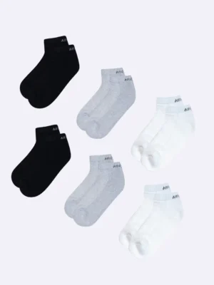 Sports-focused low ankle socks featuring extra cushioning, providing comfort and support for intense workouts and active lifestyles.