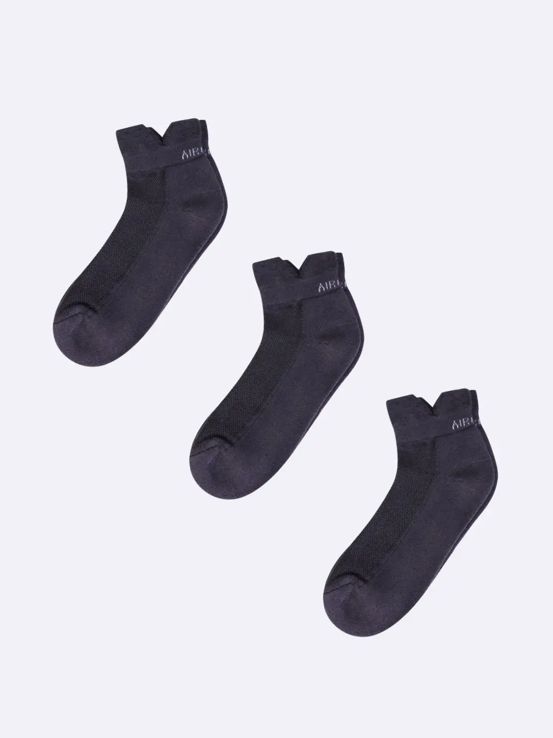 No-show sneaker socks for women, designed to stay hidden in sneakers or flats while offering comfort and support for everyday wear.